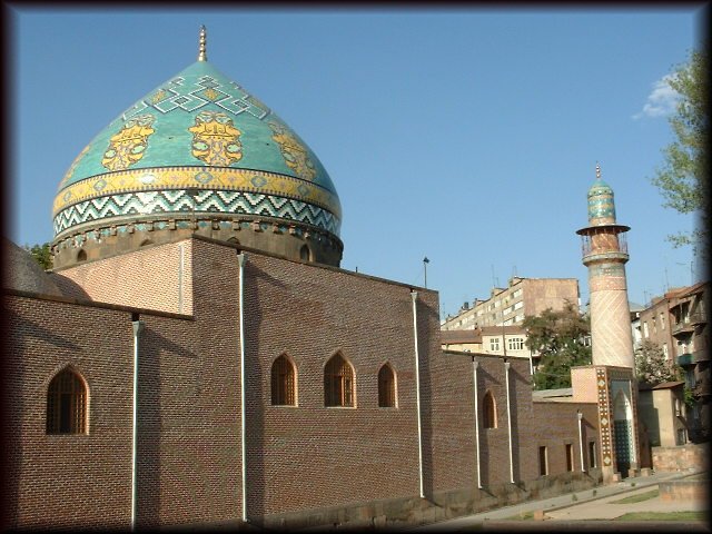 В современном Ереване из 8 мечетей сохранилась лишь одна. Это азербайджанс